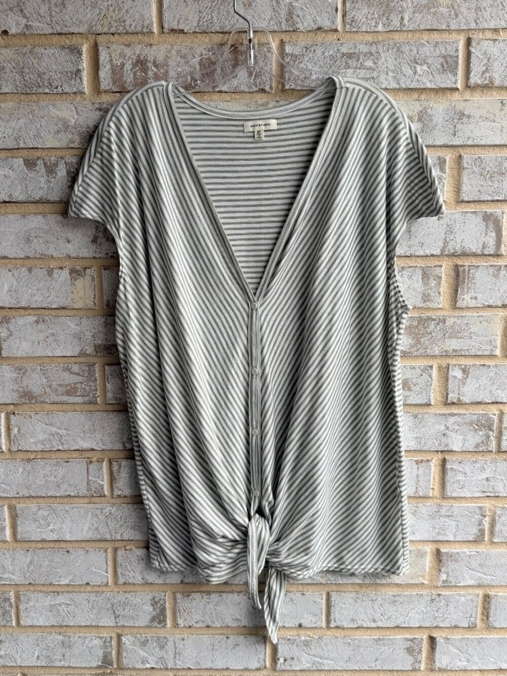 Max Studio White/Green Striped Short Sleeve V-Neck Tie Bottom Blouse Size 2X.